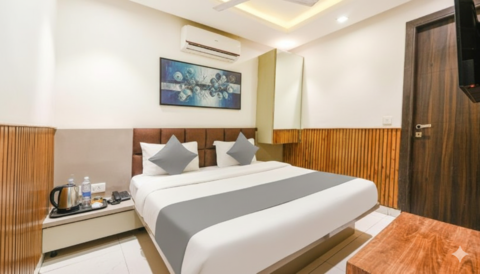 Hotel Shri Sai Deluxe - 1 Min from Adarsh Nagar Metro, Couple, Business and Family Friendly