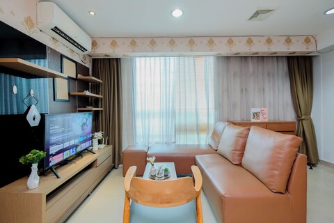 타만사리 더 하이브 아파트먼트의 우드 액센트 2베드룸