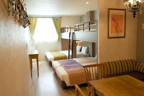 7 Rooms Hotel & Cafe