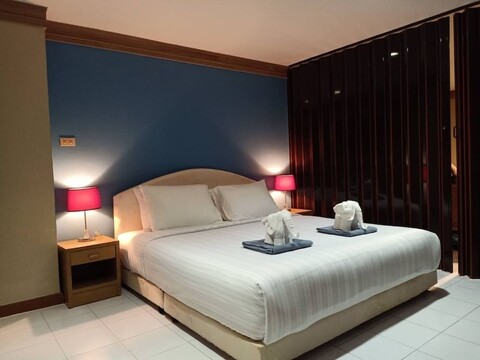 파통 비치 리조트, 올림픽 사이즈 수영장, 체육관, 스파