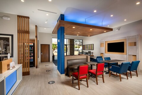 홀리데이 인 익스프레스 & 스위트 채츠워스 바이 IHG