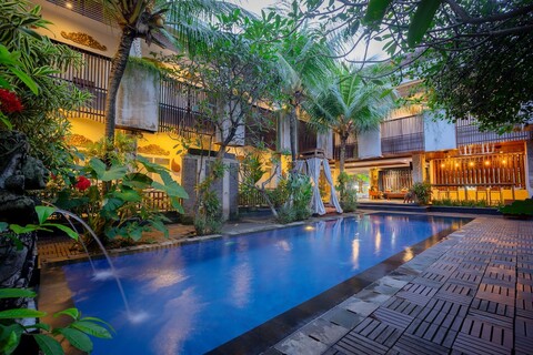 더 니아만 발리