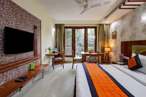 Hotel Bstays Near Iffco Chowk