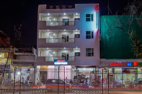 Hotel Sky View-- Near IGI Airport Terminal3