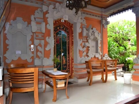 뇨만 무르자나 홈스테이