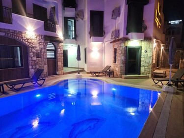 WB WEEKEND HOTEL AND SUITES