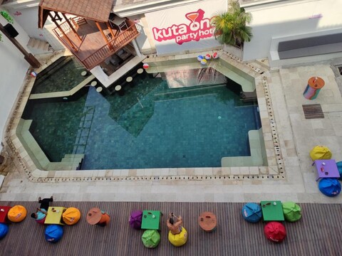 쿠타 원 파티 호텔