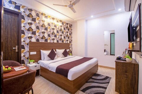 HOTEL SKY RISE PALACE NEAR DELHI AIRPORT