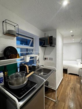 Townhouse Studio with Kitchen & Ensuite - Great Location