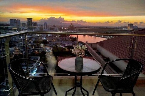 Kuching City Center Riverine Apartment With Balcony & City Views