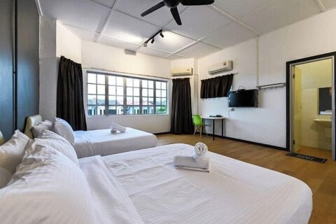 Warm House Alor Akar Linked House 6BR 15pax