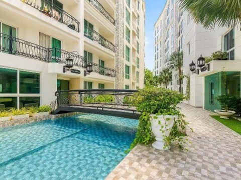 Olympia apartment in downtown Pattaya, ring community swimming pool