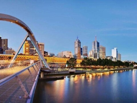 Cozy & Central 2BR Stay, Near CBD, Free Parking