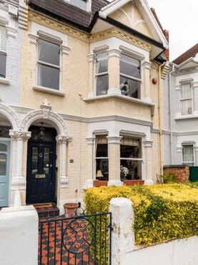 Double bedroom in homely, 5 bedroom family house by the river in Fulham