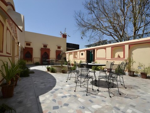 라울라 엠리그나야니 팰리스