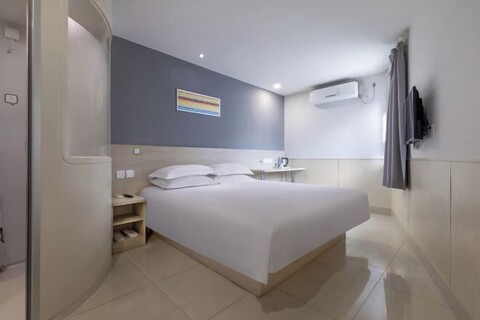 Yijia Hotel (Songjiang University Town Metro Station)