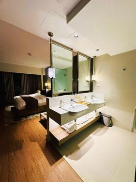 BUENA LUX Novotel Manila Hotel Residences Acqua