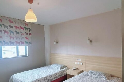 Dingding Hotel (Shanghai Pudong Airport Heqing Town)