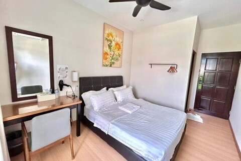 8 mins driving to T.C Beach @ Holiday Guest House