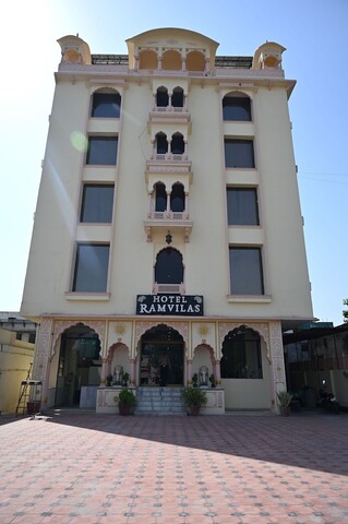 호텔 람 빌라스 포크 플라자