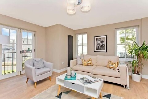 Modern central 2 bedroom apartment with parking