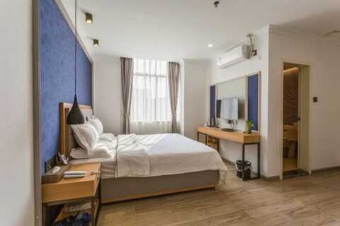 Shengjia Theme Hotel (Guangzhou Dashi Metro Station)