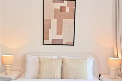 블룸필즈 슬릭 1베드룸, 아지지 미라지 1에 위치