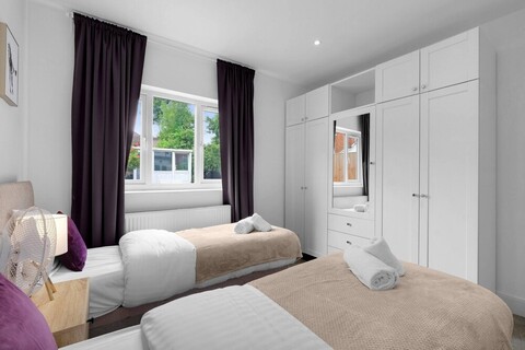 에지웨어의 현대적인 3베드룸, 2욕실 집