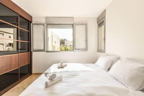 Chic 3BR Apt with Balcony, Mamad