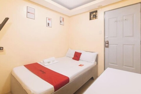 RedDoorz @ LYOTO Bed and Breakfast near NAIA Terminal