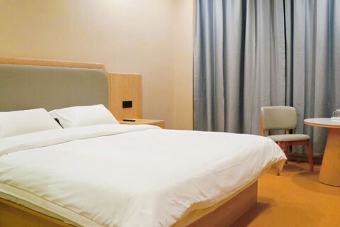 Zhilong Hotel (Yinzhu Subway Station)