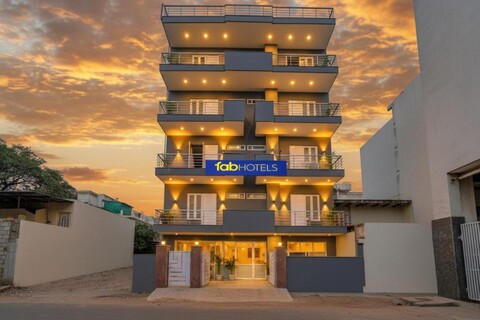 FabHotel Cyberhub Suits - 700 M From Galleria Market, DLF Galleria Rd