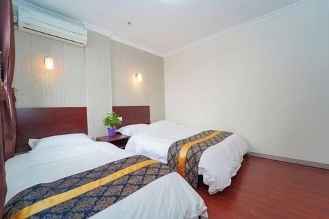 Brocade Honest Chain-like Inn