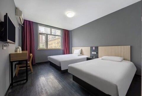 Red House Hotel (Shanghai Red House Hospital Lujiabang Road Subway Station Branch)