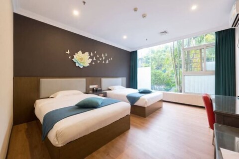 Guangzhou Huiyin Fashion Hotel (Pazhou Convention and Exhibition Xingang East Subway Station)