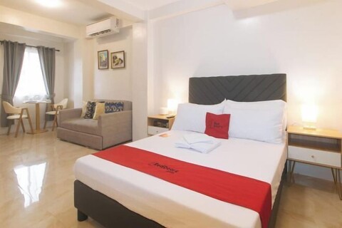 RedDoorz @ Delorian Residences