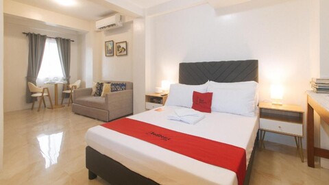 레드도어즈 앳 델로리안 레지던스