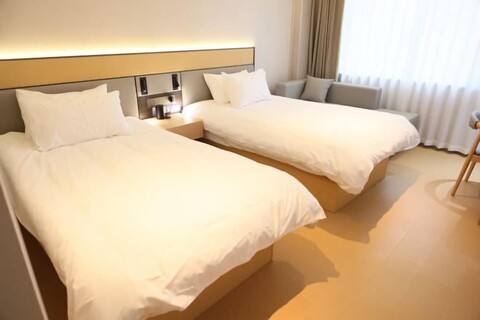 Eman Hotel (Sanpailou Street Hongqiao Subway Station Branch)