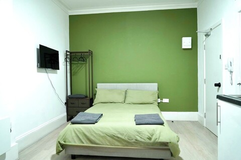 KW 셀프 컨테인 스튜디오, 알렉산드라 팰리스