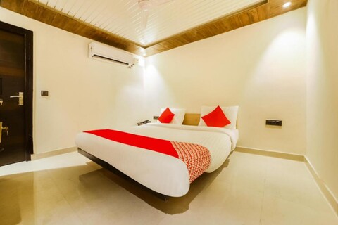 Hotel O Ashirwad home Near Pitampura