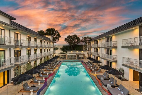 앤섬 로스앤젤레스 스타디움 디스트릭트, 힐튼의 태피스트리