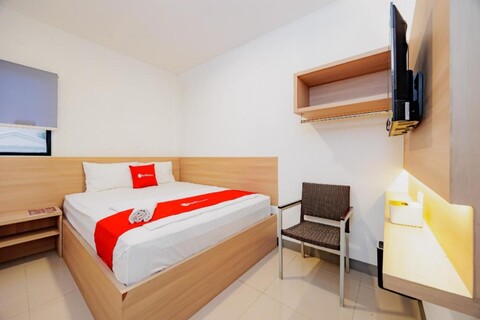 RedDoorz near Exit Toll PIK 2