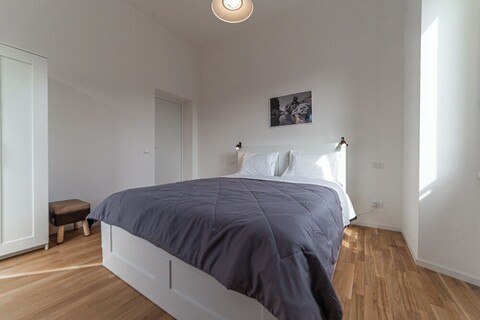 베이스 델라벤투라, 만조니 지하철역