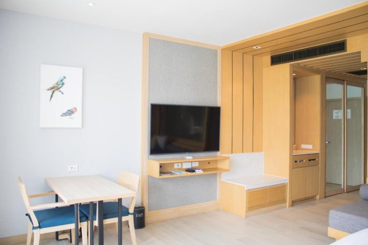 room detail thumbnail 2