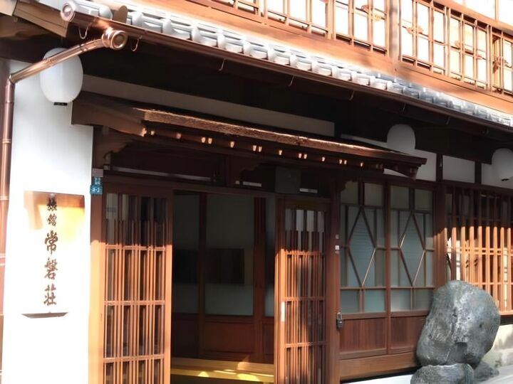 료칸 토키와소 격자 창이 있는 목조 건물 현관