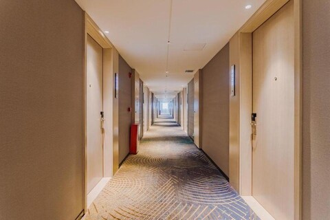 Yishang Hotel (Haiya Binfencheng Lingzhi Subway Station)