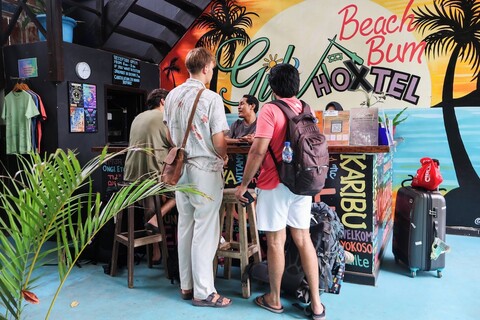 길리 비치 범 호스텔