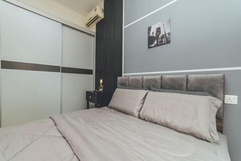 Bay Laurel Luxe HighFloor 2BR4Pax Seaview
