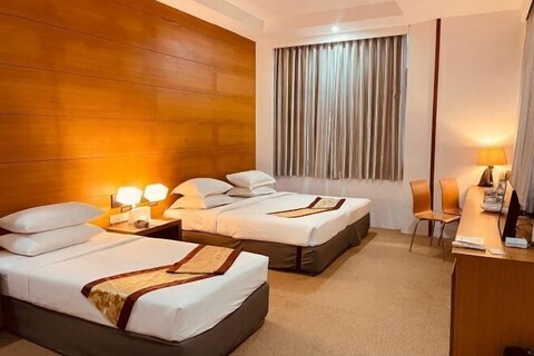 Yama Hotel & Rooftop Bar