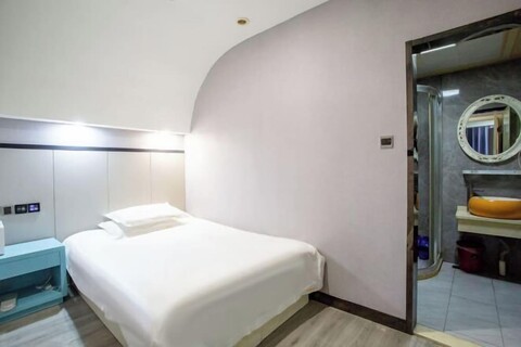 Yixin Hotel (Shanghai Guilin Road Subway Station)